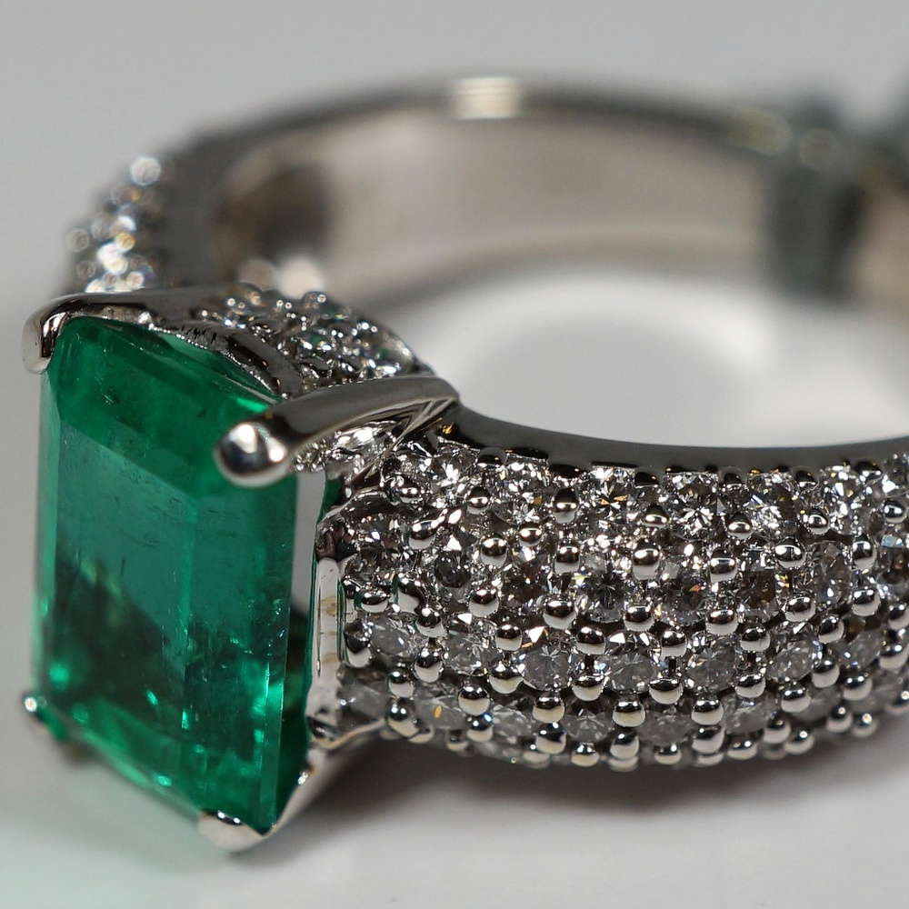 14KW gold Colombian emerald and diamond ring - Picture 1 of 8